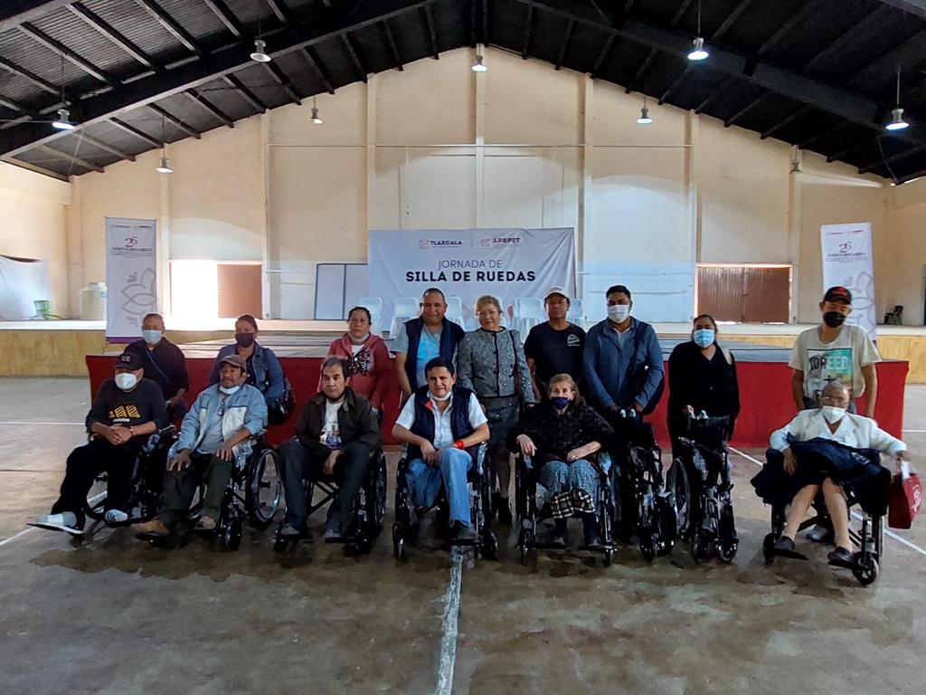 Realiza DIF municipal de Zacatelco la entrega de sillas de ruedas